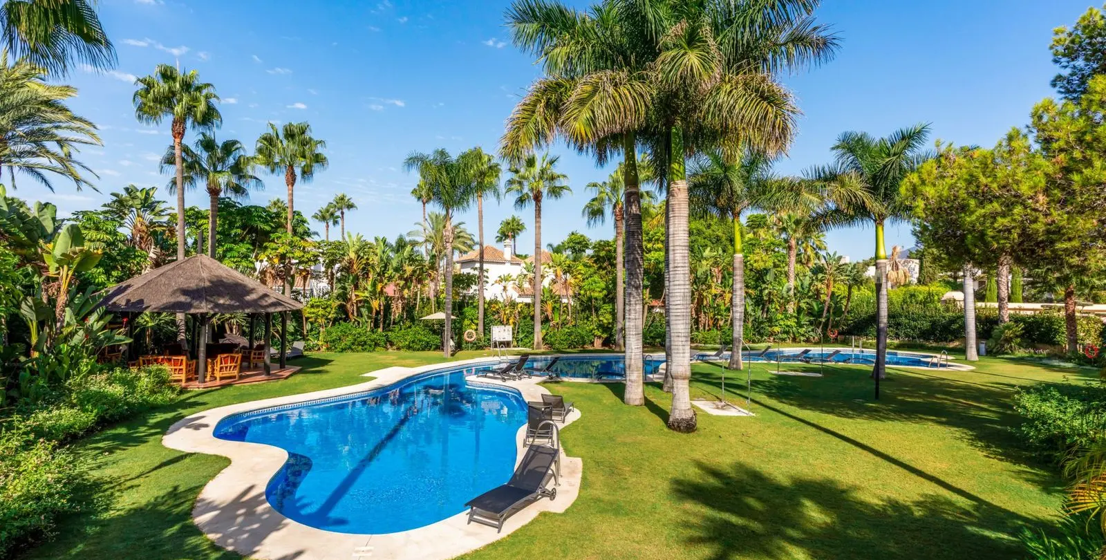 Venta de apartamento en planta baja en Puerto Banús 16