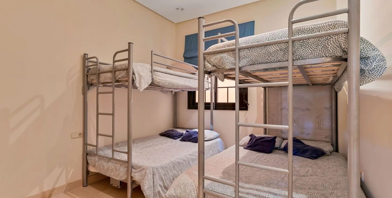 Venta de apartamento en planta baja en Puerto Banús 17