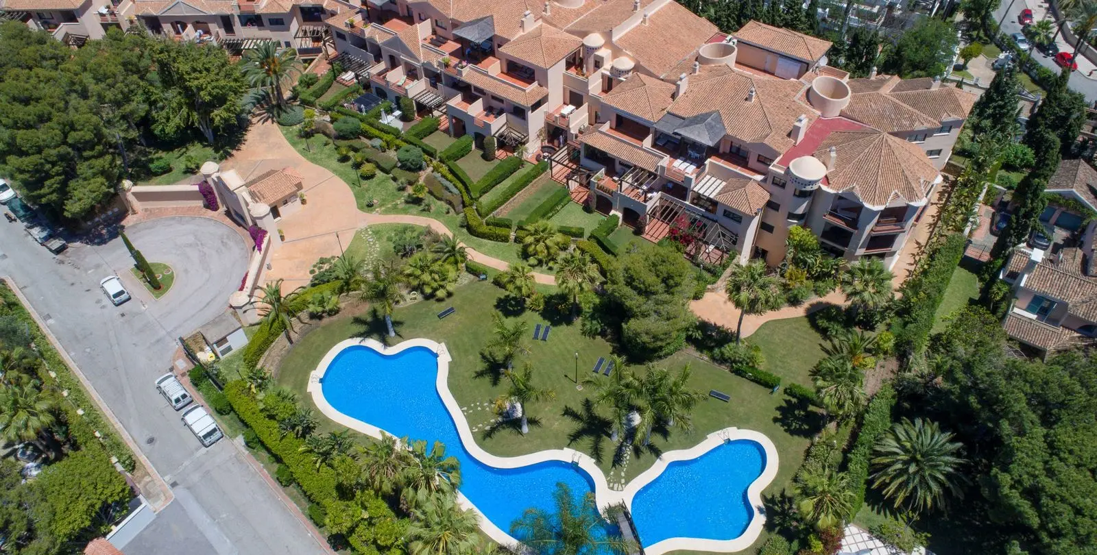 Venta de apartamento en planta baja en Puerto Banús 19