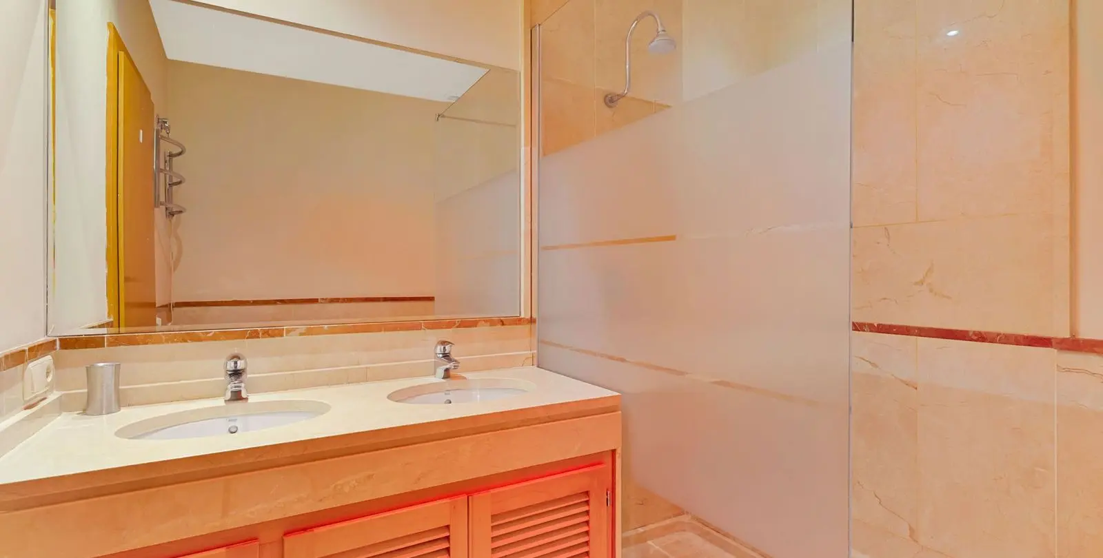 Venta de apartamento en planta baja en Puerto Banús 20