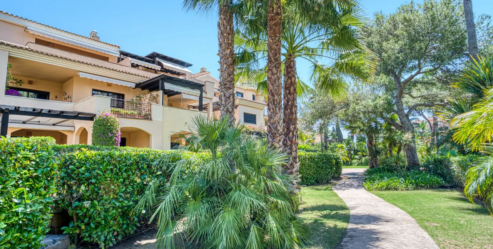 Venta de apartamento en planta baja en Puerto Banús 22