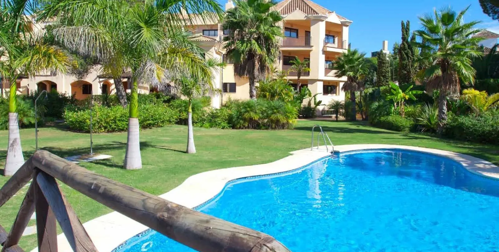 Venta de apartamento en planta baja en Puerto Banús 24