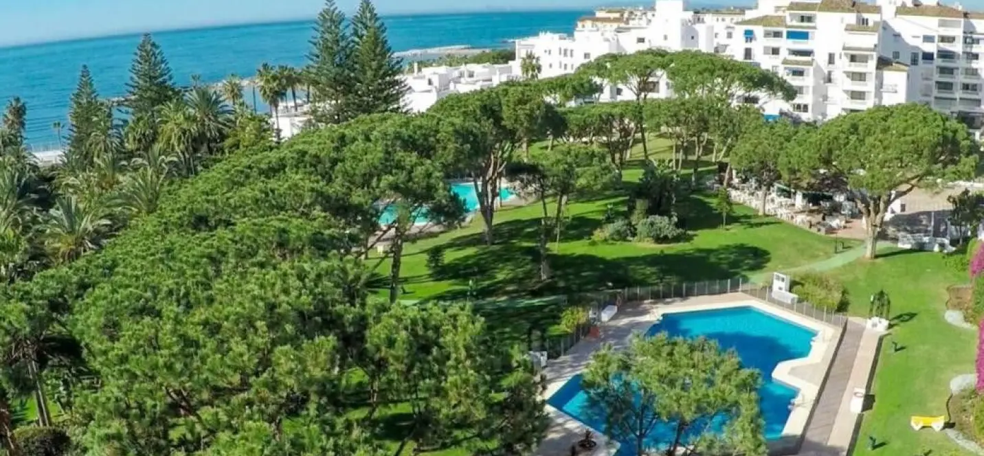 Sale of middle floor apartment in Puerto Banús 3