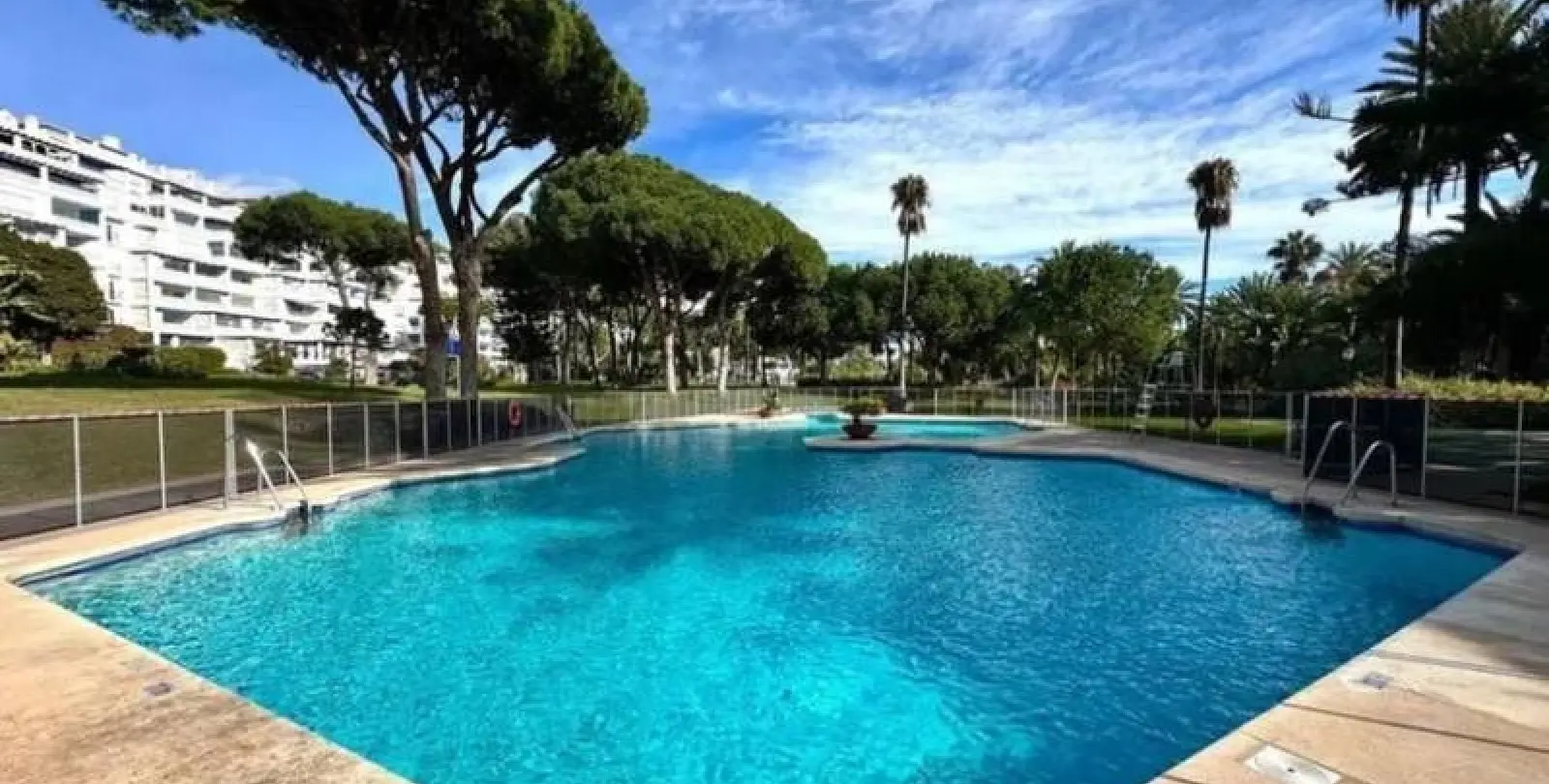 Sale of middle floor apartment in Puerto Banús 26