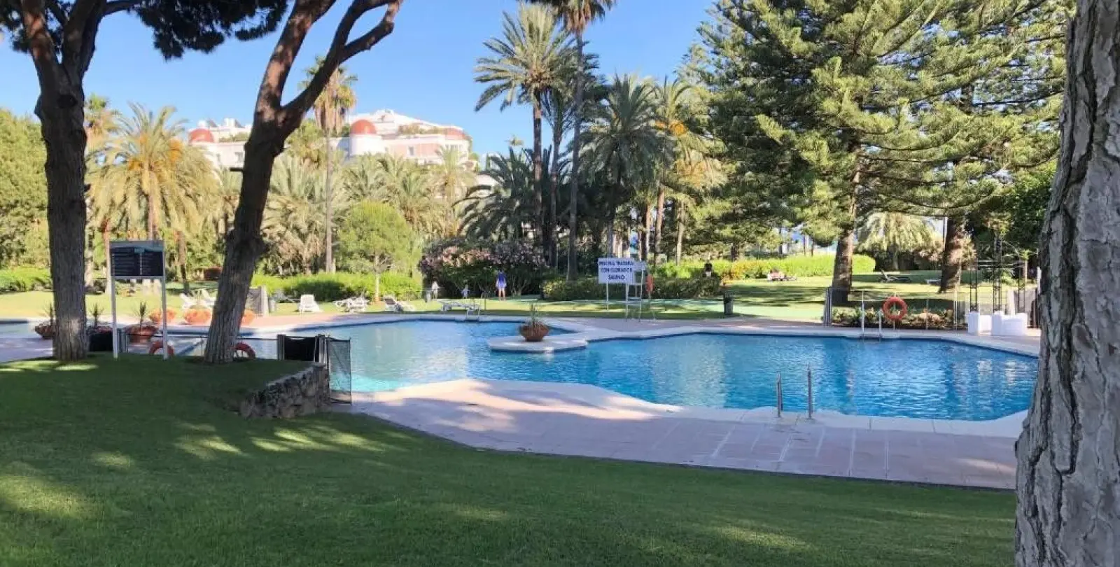Sale of middle floor apartment in Puerto Banús 29