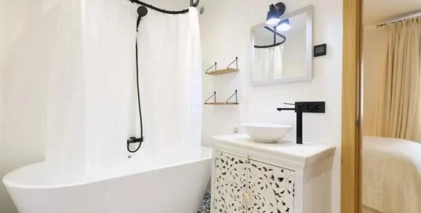 Sale of middle floor apartment in Puerto Banús 33