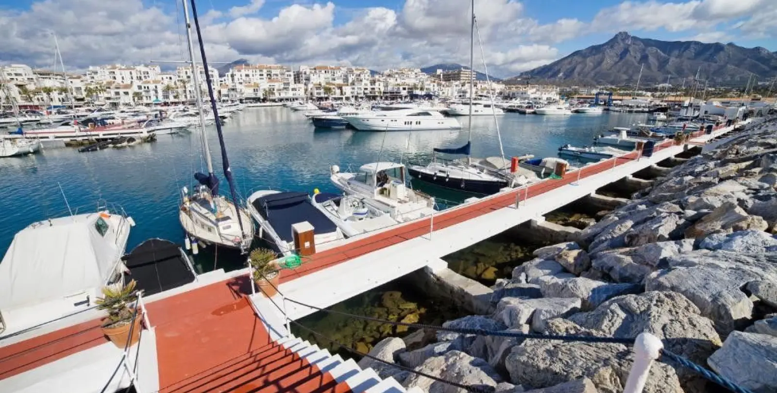 Sale of middle floor apartment in Puerto Banús 43