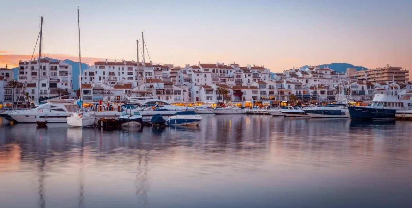 Sale of middle floor apartment in Puerto Banús 44