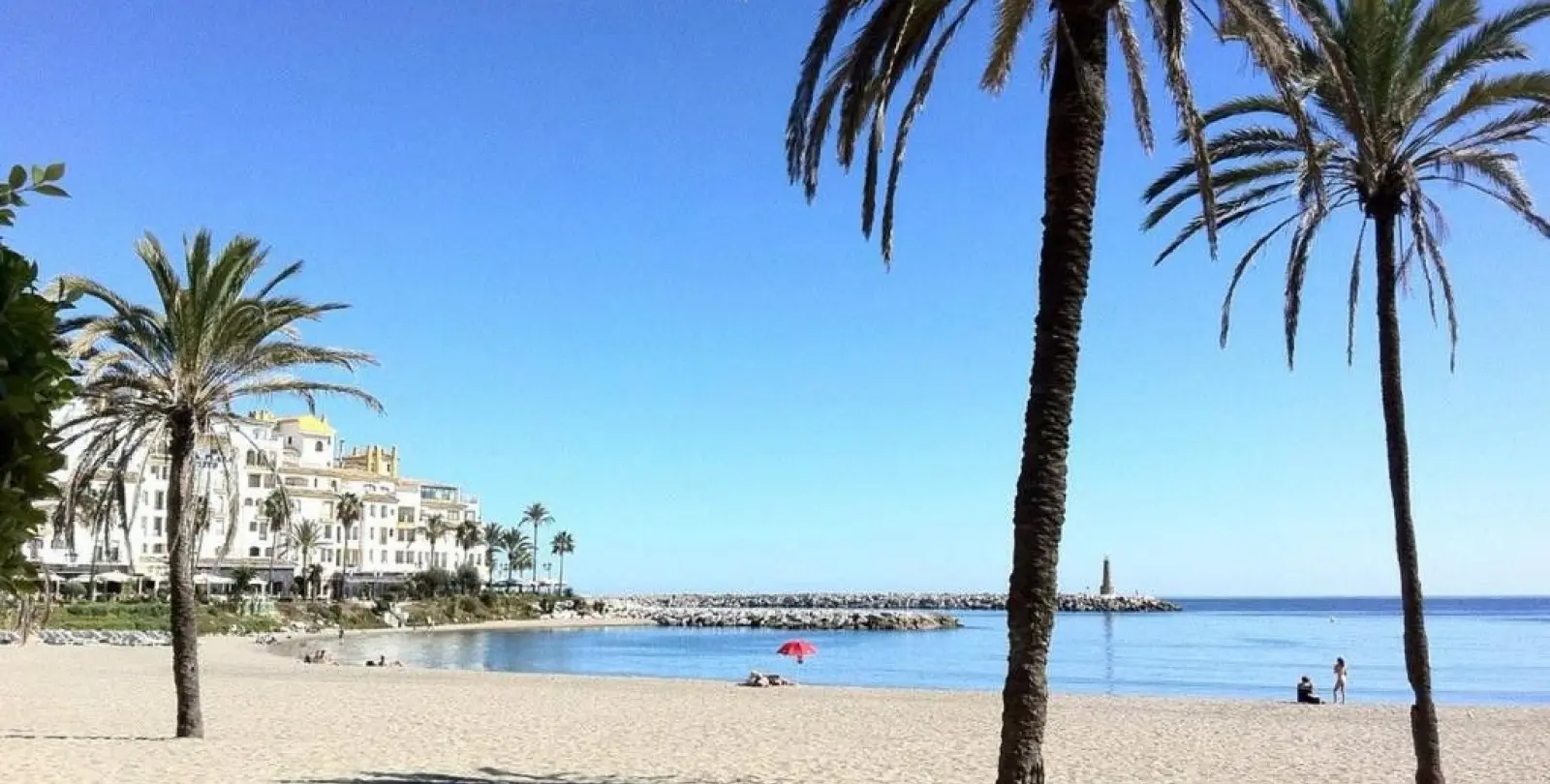 Sale of middle floor apartment in Puerto Banús 45