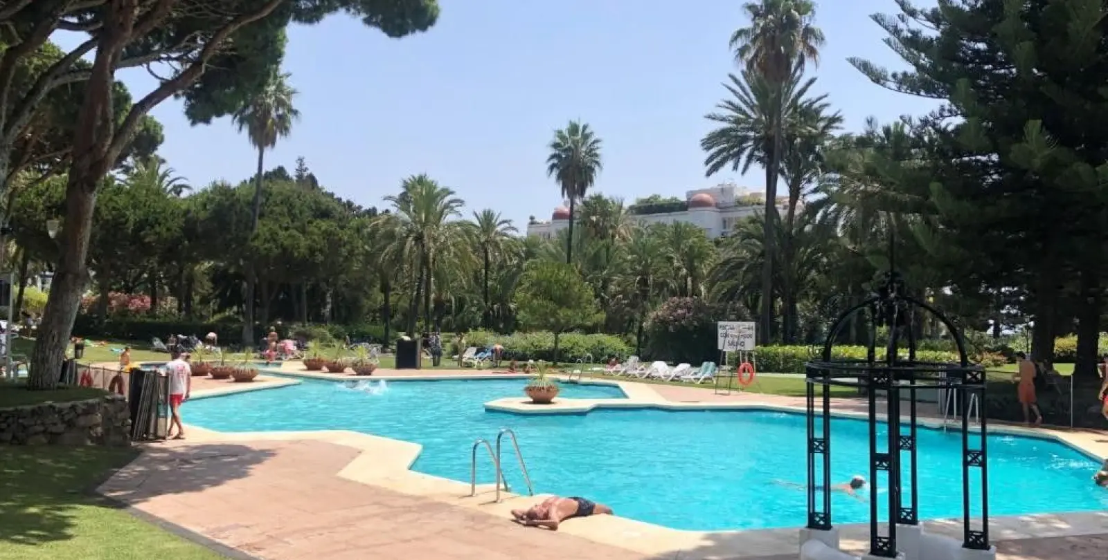 Sale of middle floor apartment in Puerto Banús 47