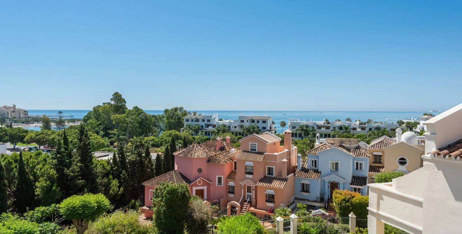 Venta de villa independiente en Estepona 2