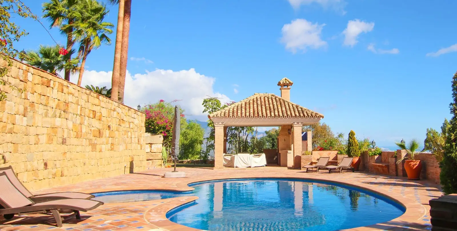 Sale of detached villa in La Mairena 3