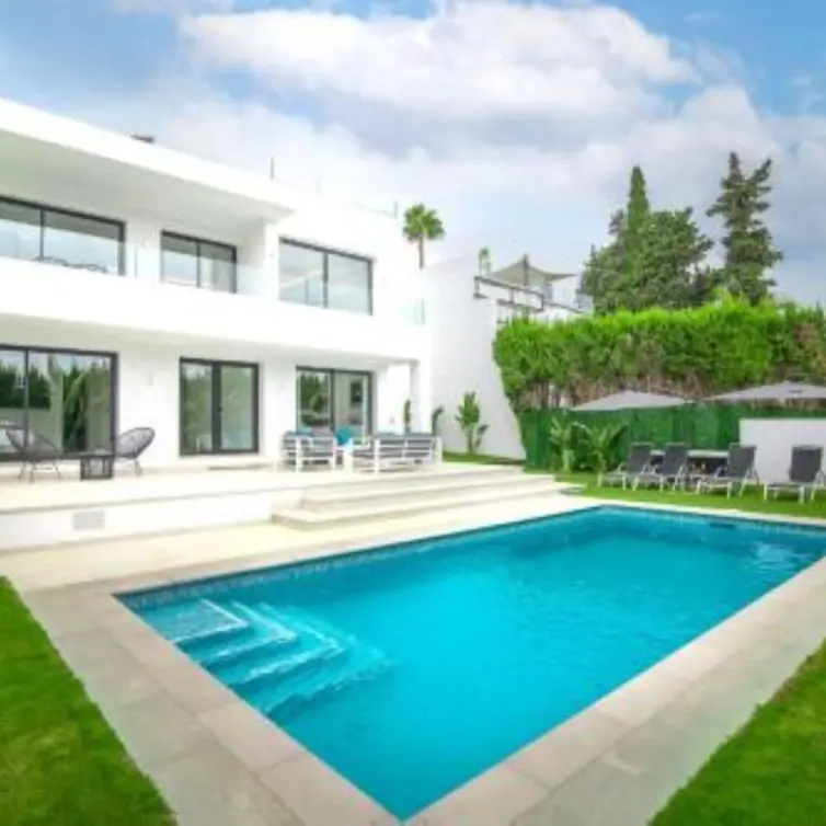 Long-term rent of detached villa in Guadalmina Alta