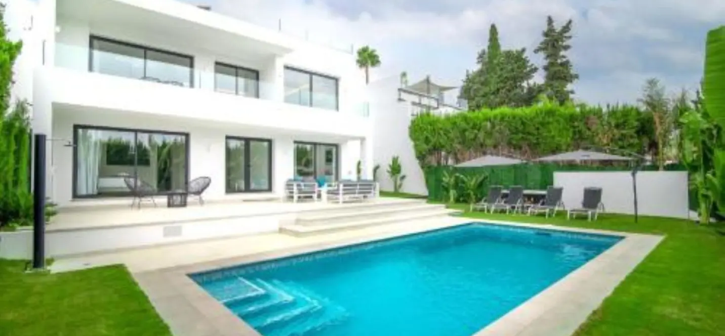 Long-term rent of detached villa in Guadalmina Alta 0