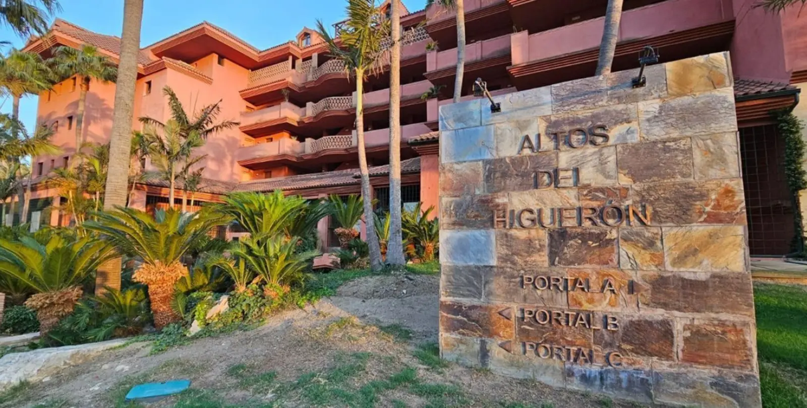 Venta de apartamento en planta media en Higueron 1