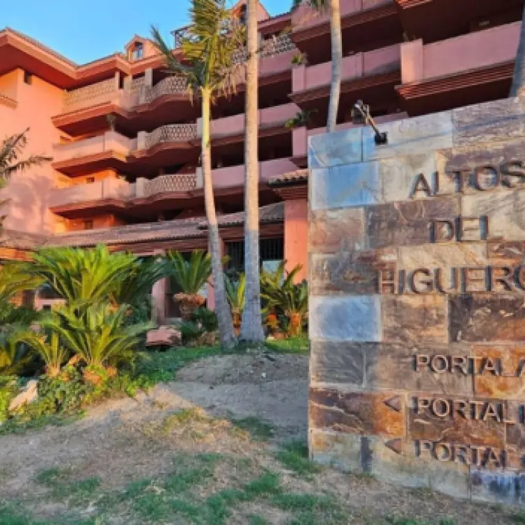 Venta de apartamento en planta media en Higueron