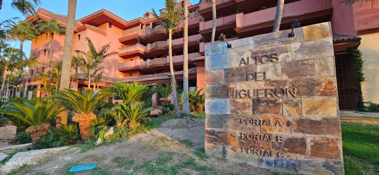 Venta de apartamento en planta media en Higueron 0