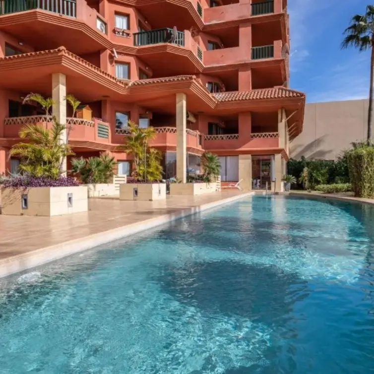 Venta de apartamento en planta media en Higueron