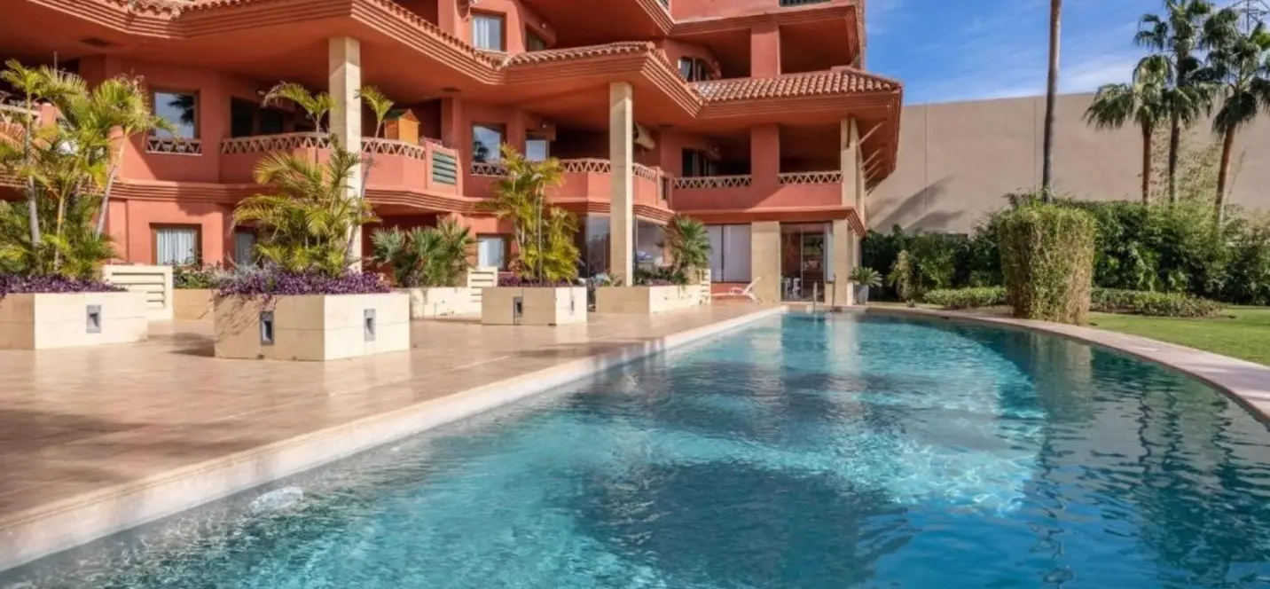 Venta de apartamento en planta media en Higueron 1