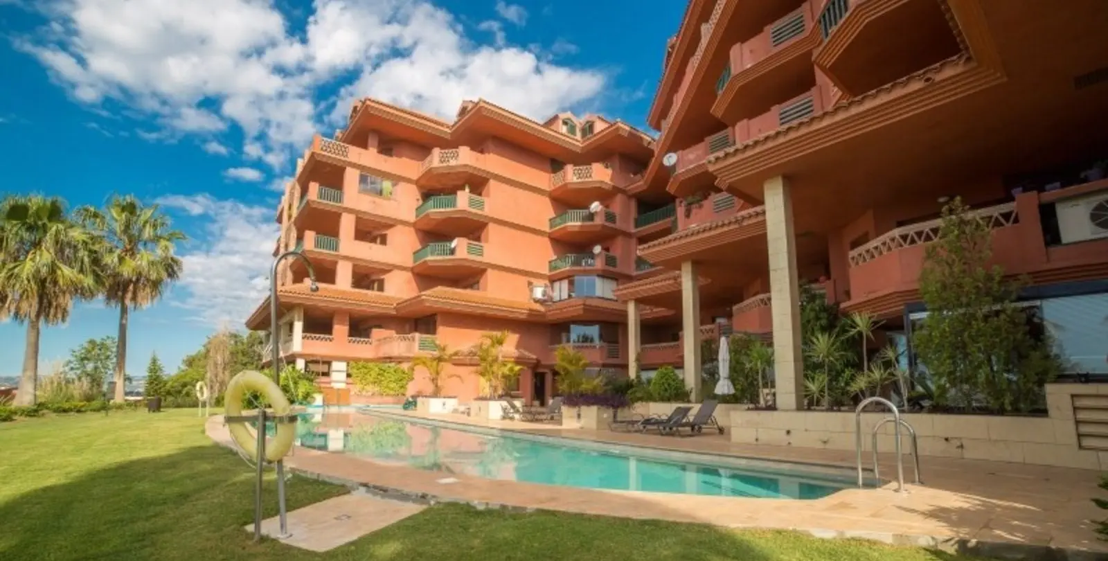 Venta de apartamento en planta media en Higueron 3