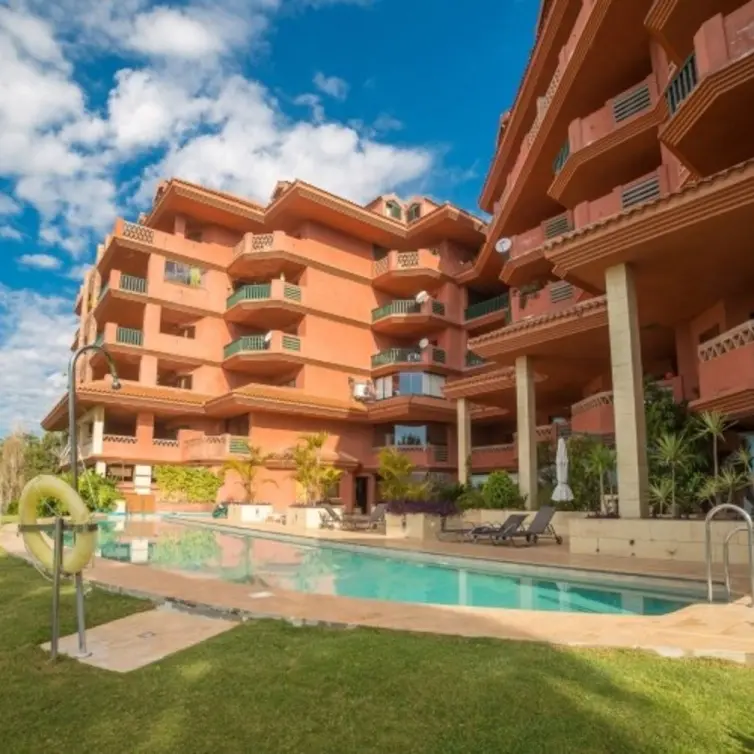 Venta de apartamento en planta media en Higueron