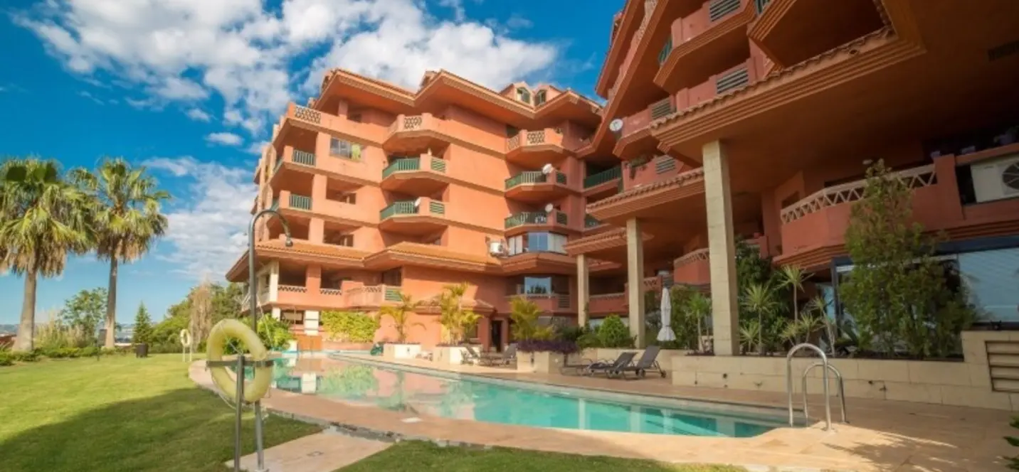 Venta de apartamento en planta media en Higueron 2