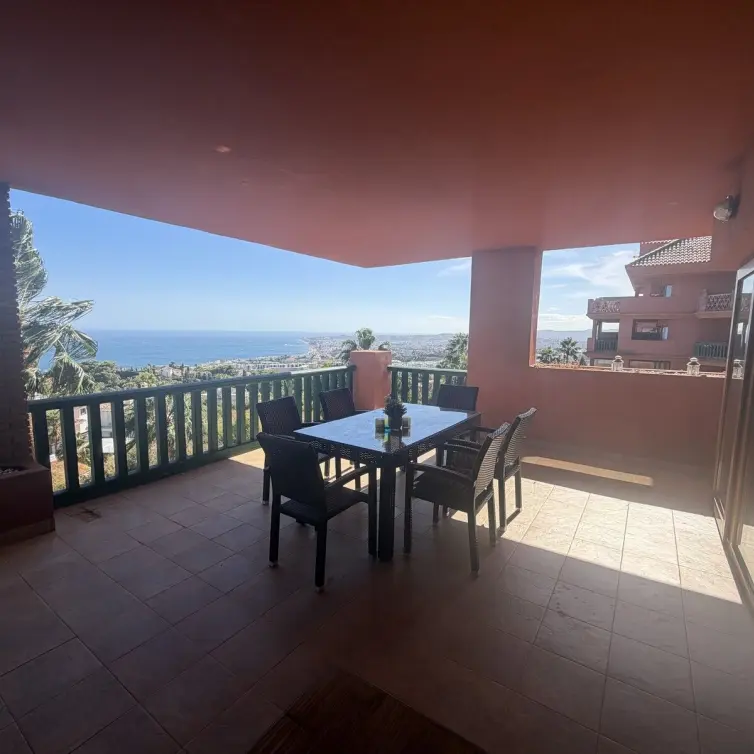 Venta de apartamento en planta media en Higueron