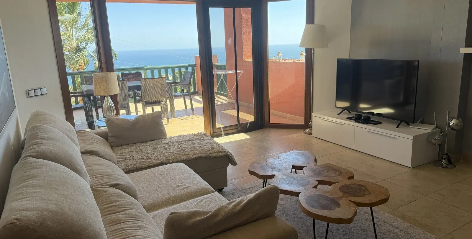 Venta de apartamento en planta media en Higueron 9