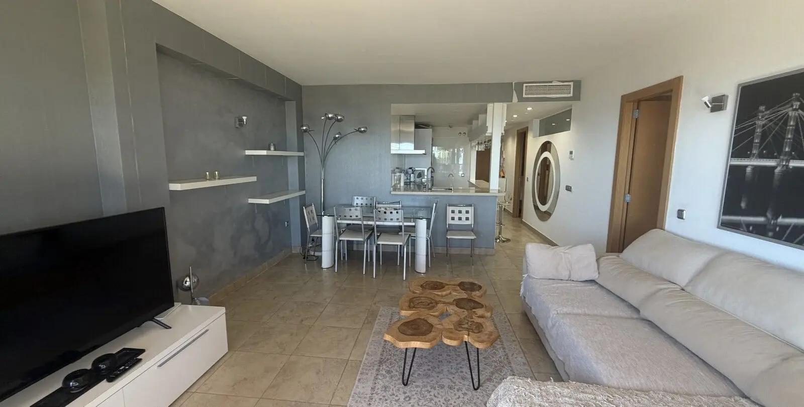 Venta de apartamento en planta media en Higueron 10