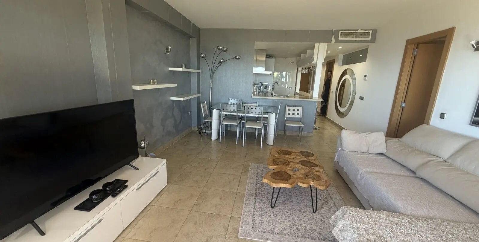 Venta de apartamento en planta media en Higueron 11