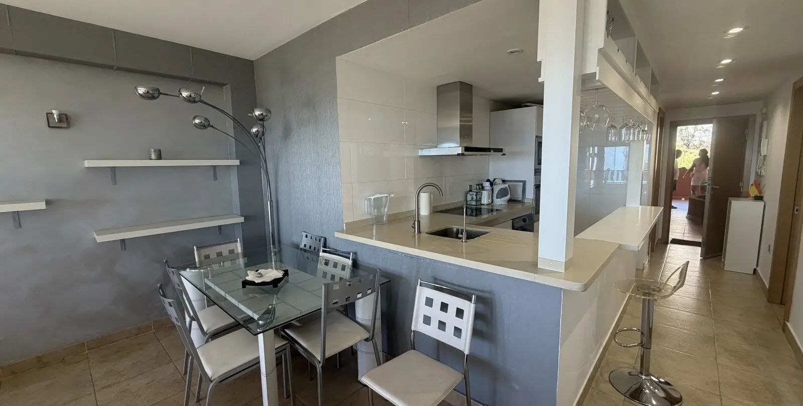 Venta de apartamento en planta media en Higueron 12