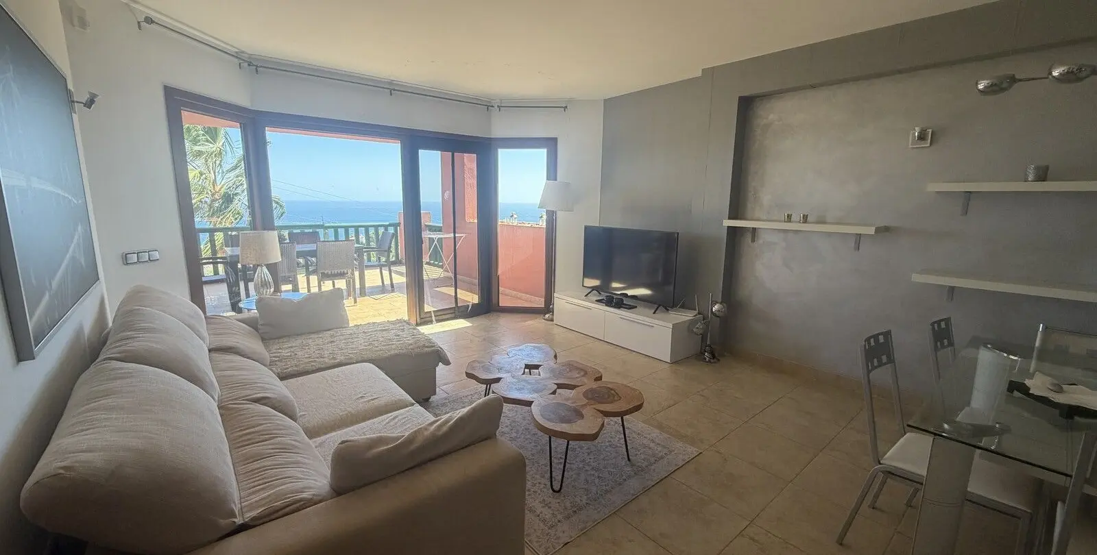Venta de apartamento en planta media en Higueron 14