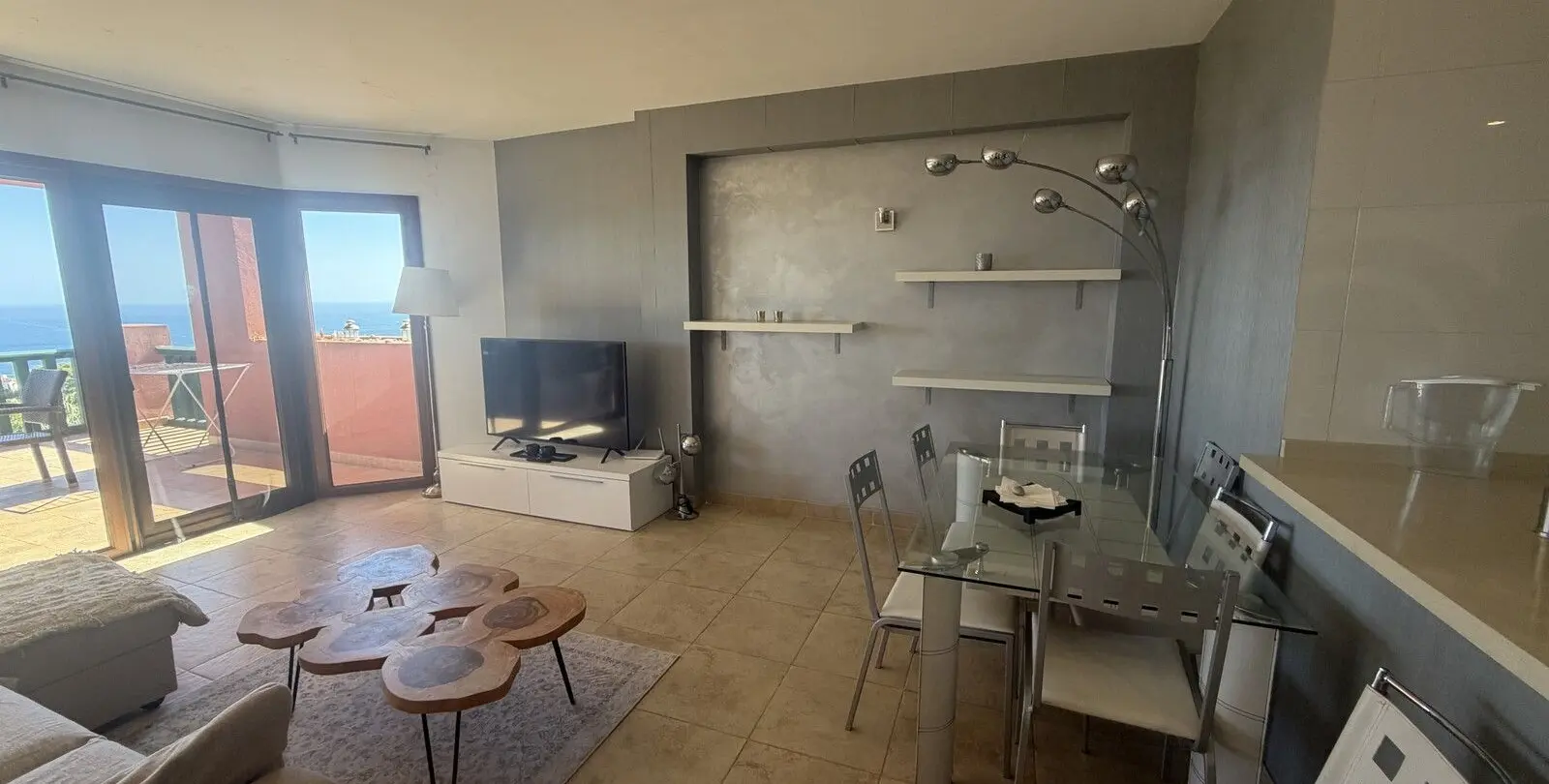 Venta de apartamento en planta media en Higueron 15
