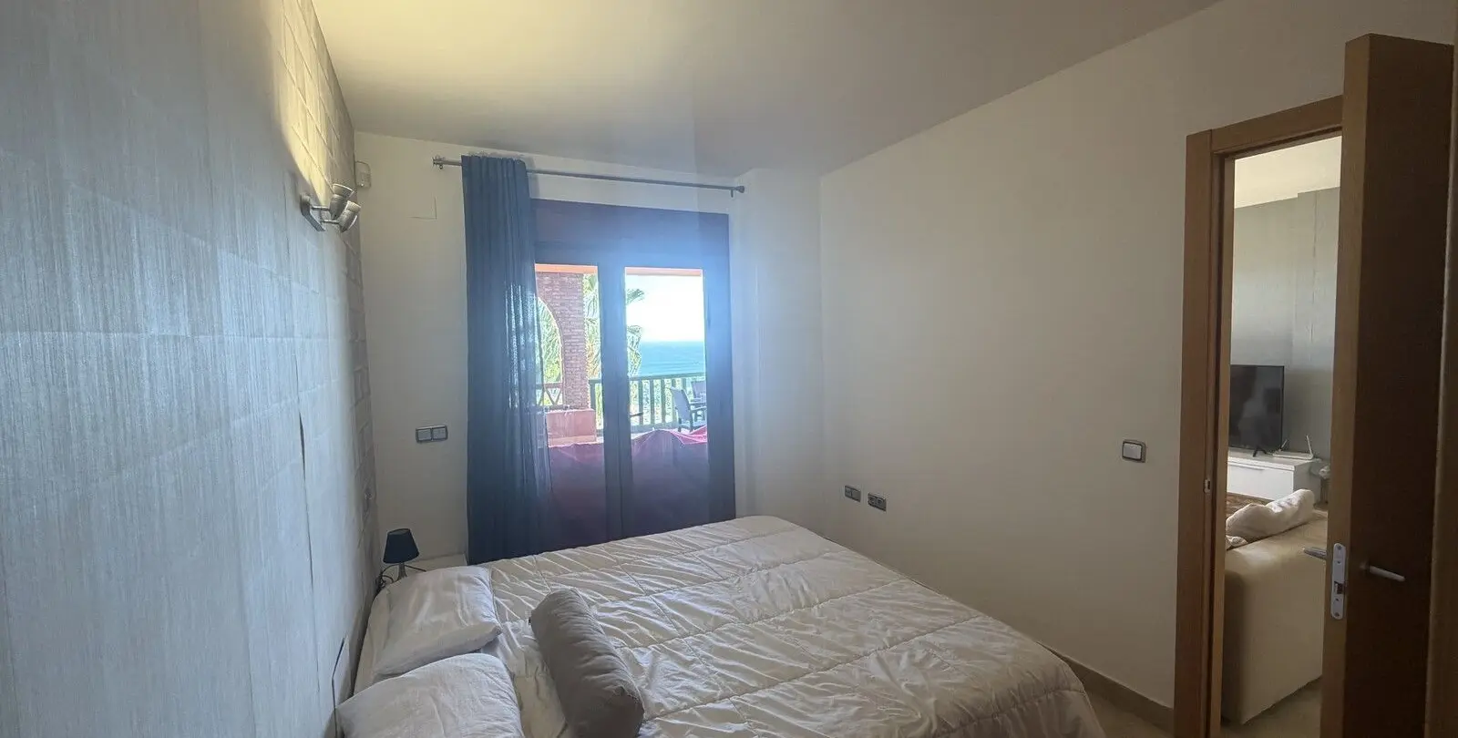Venta de apartamento en planta media en Higueron 17