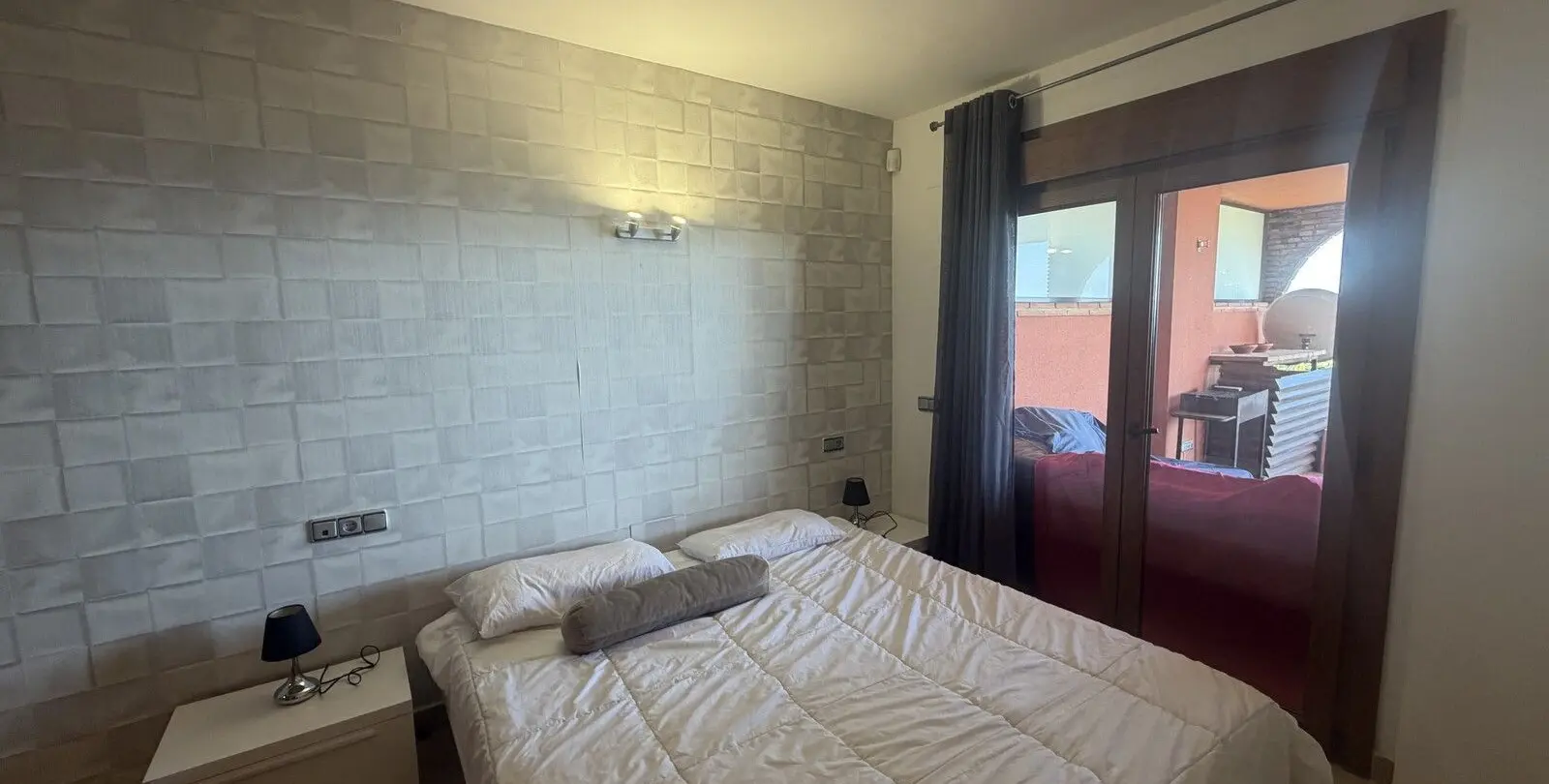 Venta de apartamento en planta media en Higueron 18