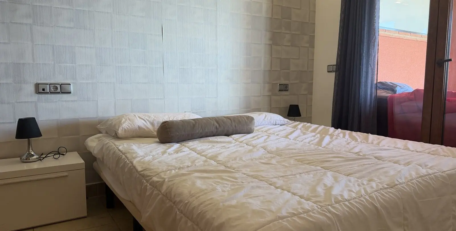 Venta de apartamento en planta media en Higueron 24