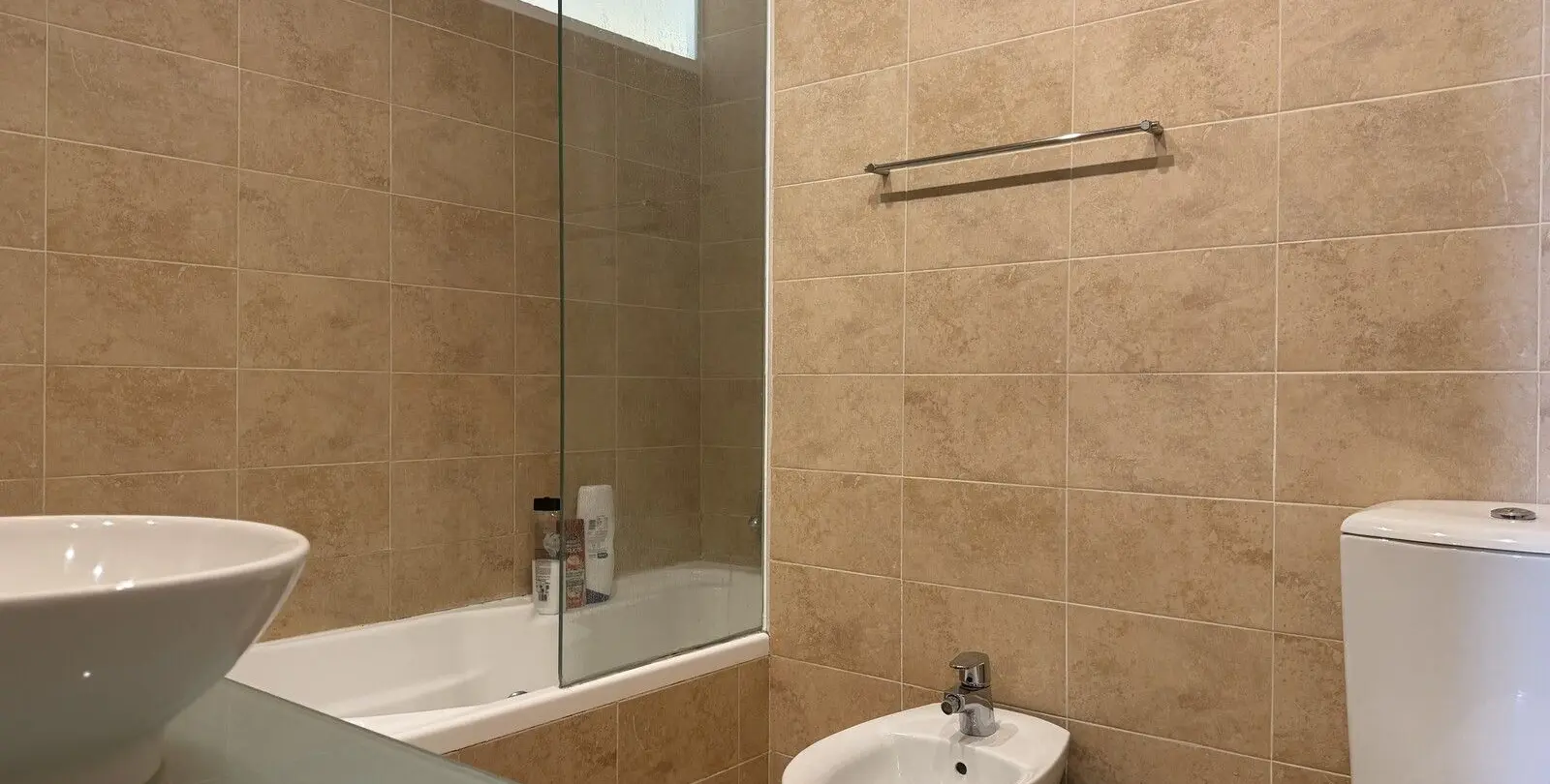 Venta de apartamento en planta media en Higueron 26