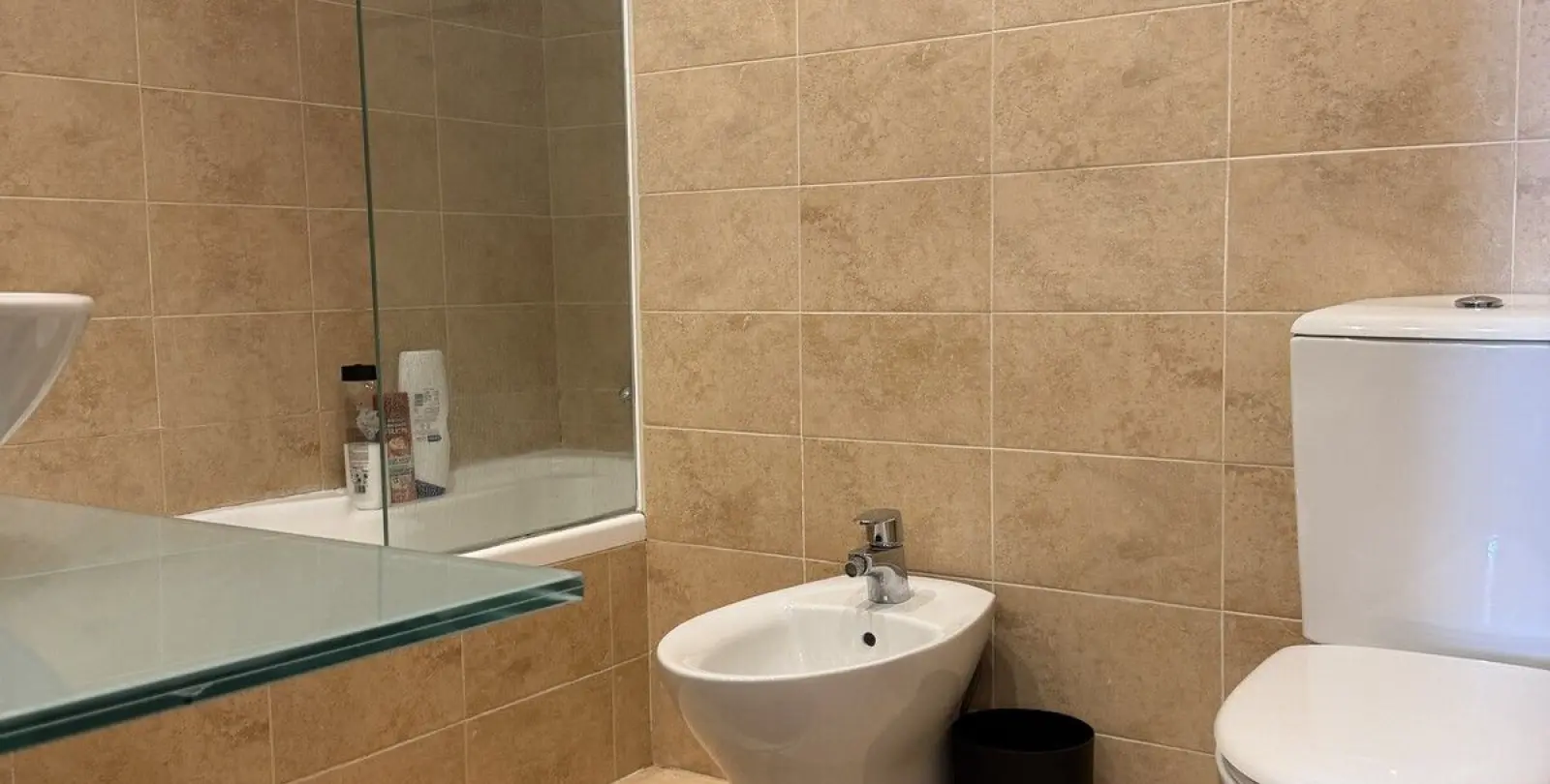Venta de apartamento en planta media en Higueron 27