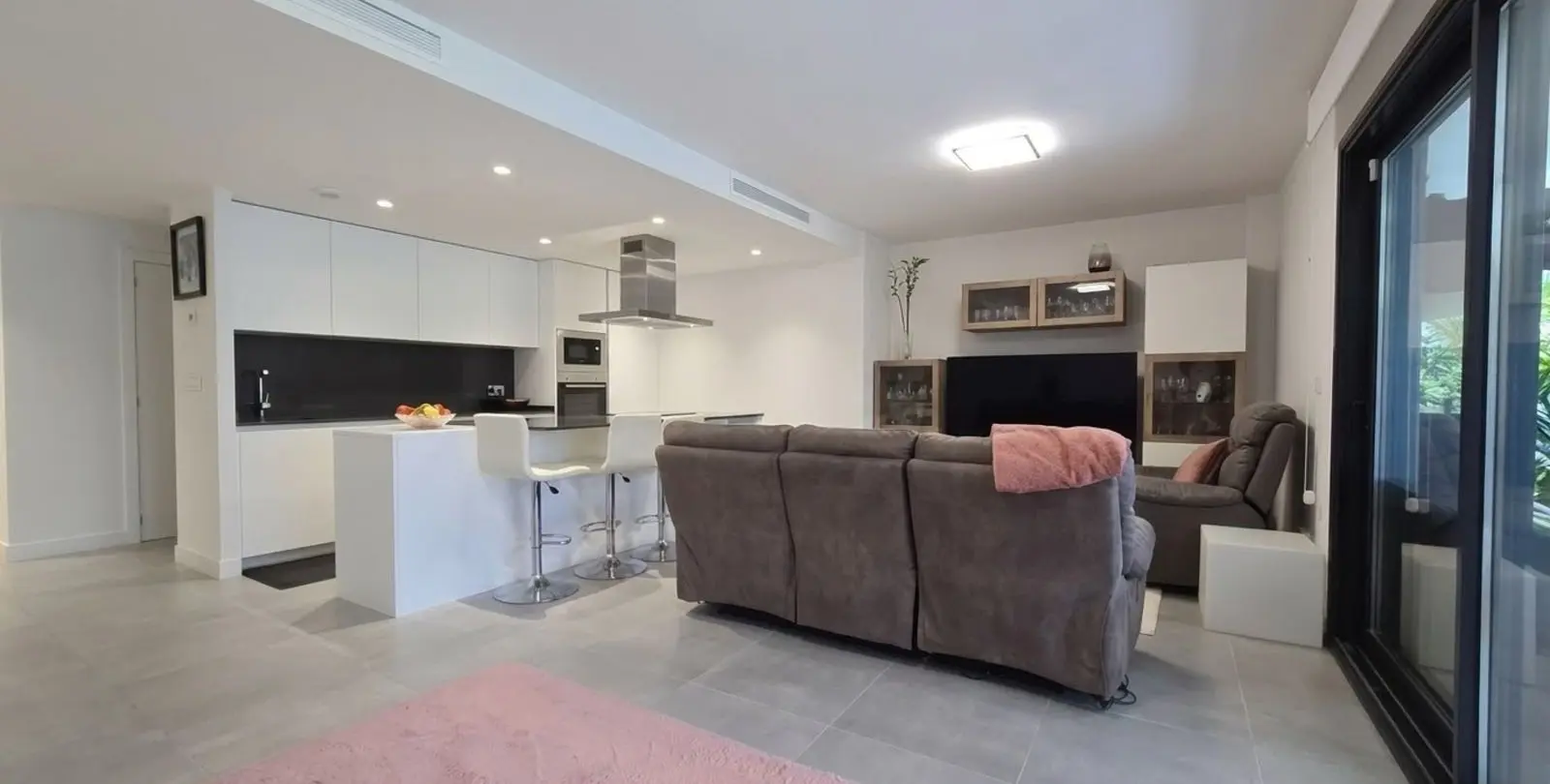 Venta de apartamento en planta baja en Selwo 2