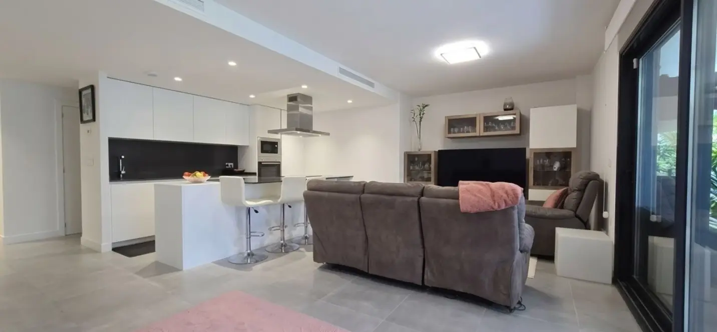 Venta de apartamento en planta baja en Selwo 1