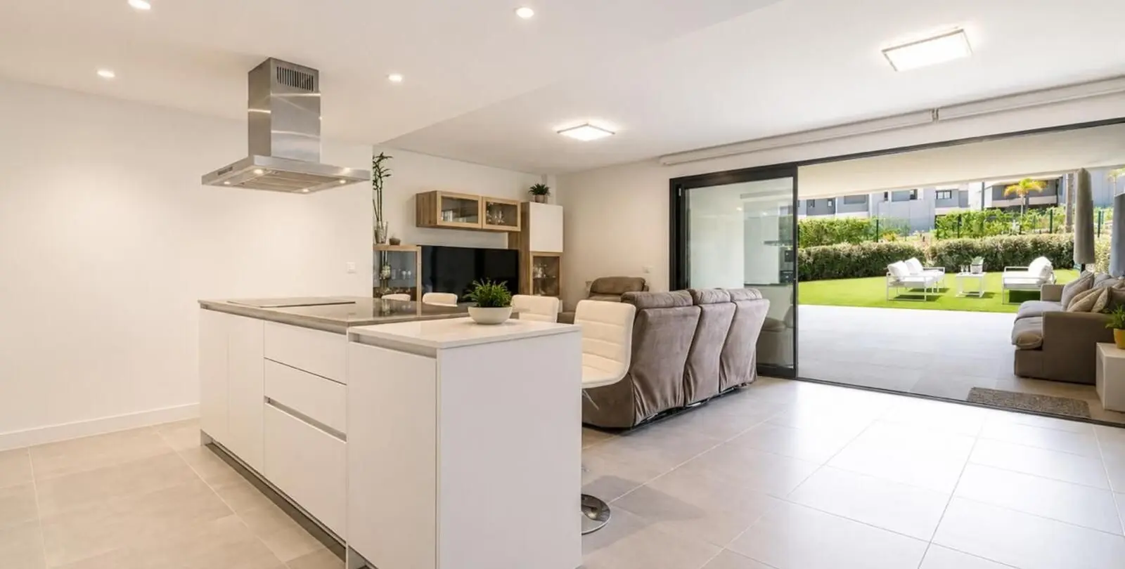 Venta de apartamento en planta baja en Selwo 5