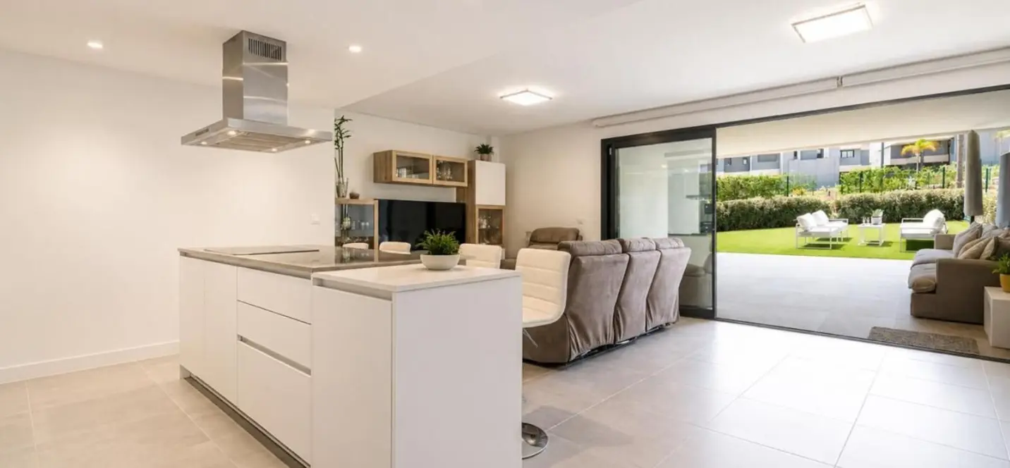 Venta de apartamento en planta baja en Selwo 4