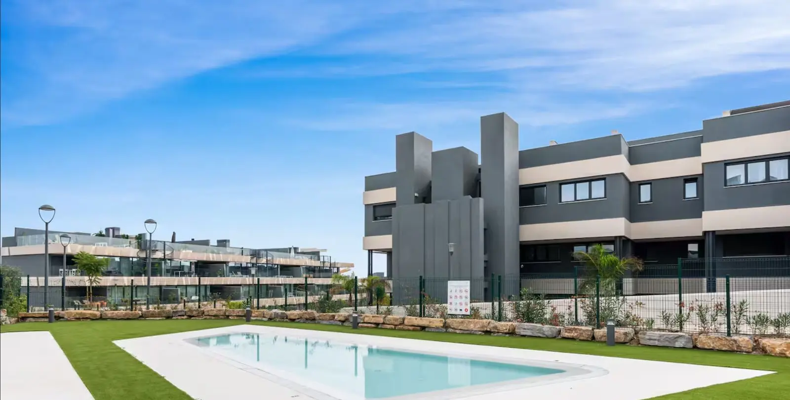 Venta de apartamento en planta baja en Selwo 28