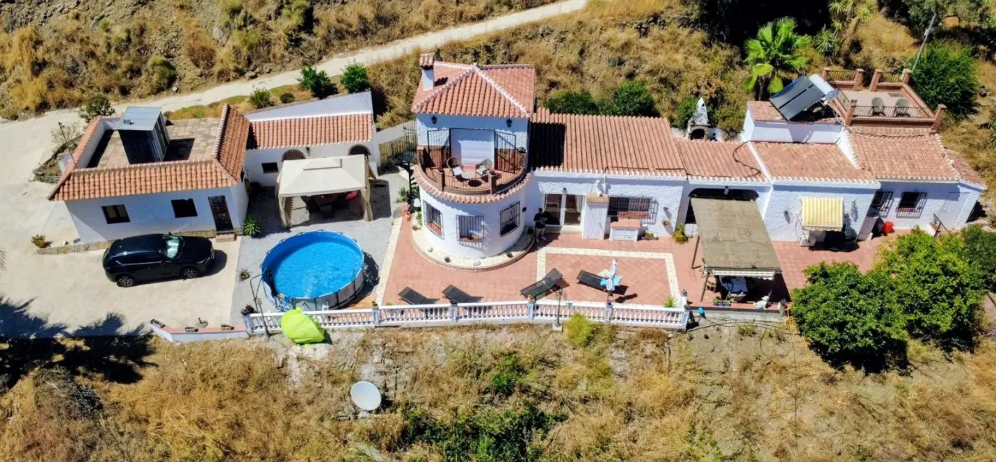 Venta de finca - cortijo en Sayalonga 0