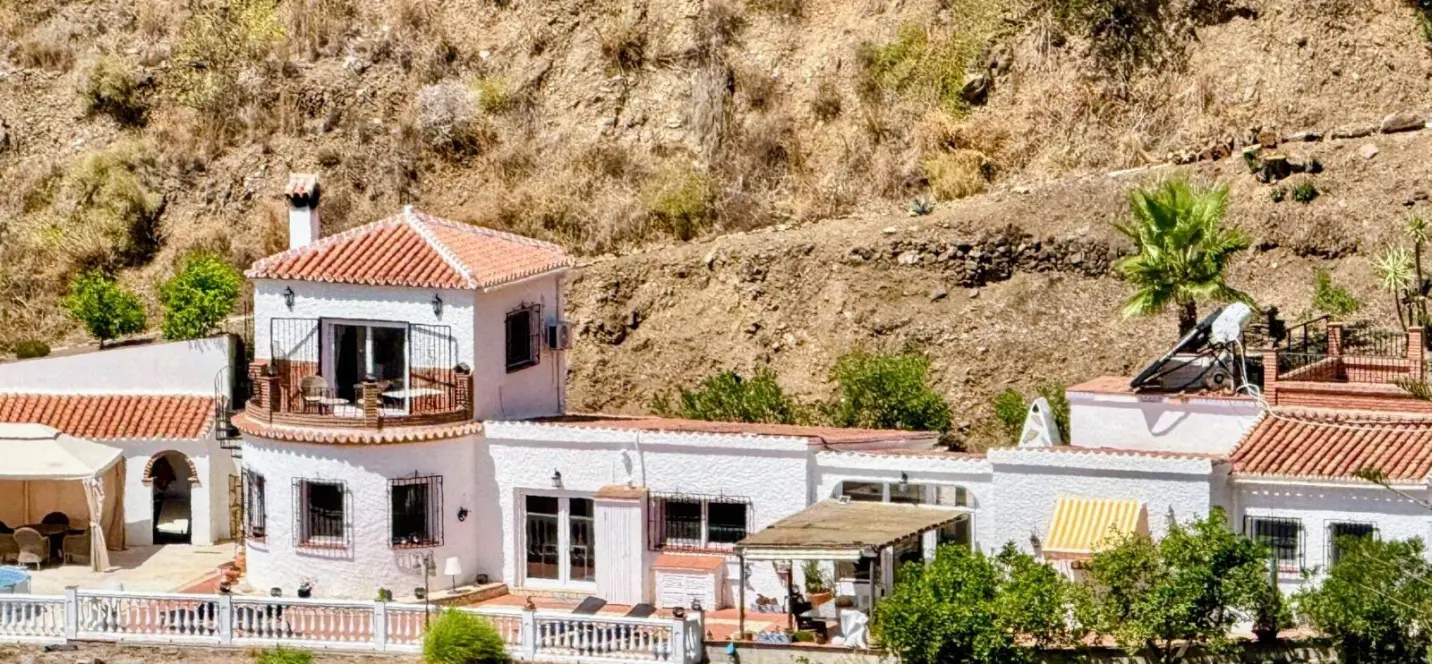 Venta de finca - cortijo en Sayalonga 1