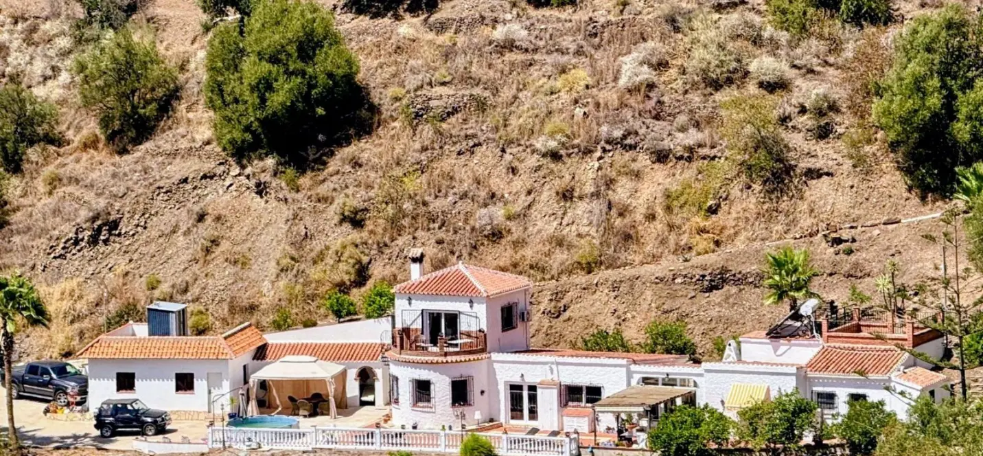 Venta de finca - cortijo en Sayalonga 2