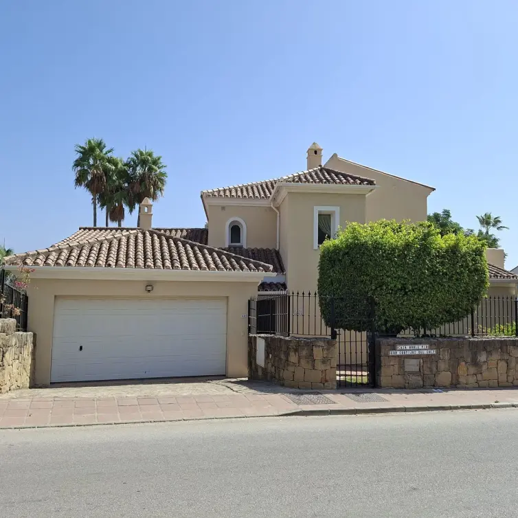 Venta de villa independiente en La Duquesa