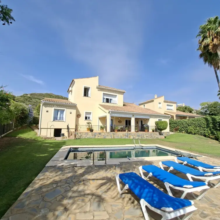 Venta de villa independiente en La Duquesa