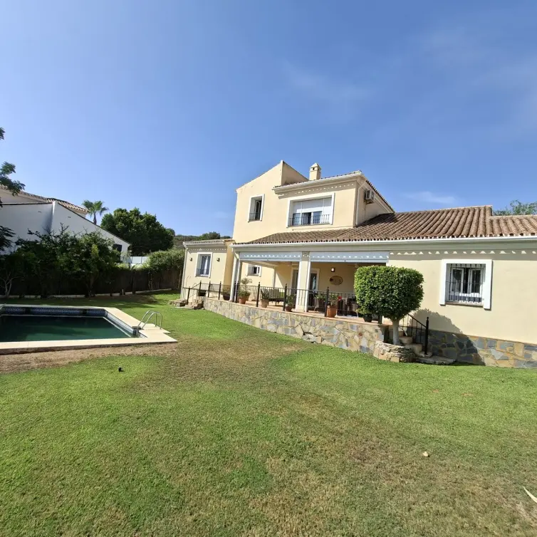 Venta de villa independiente en La Duquesa