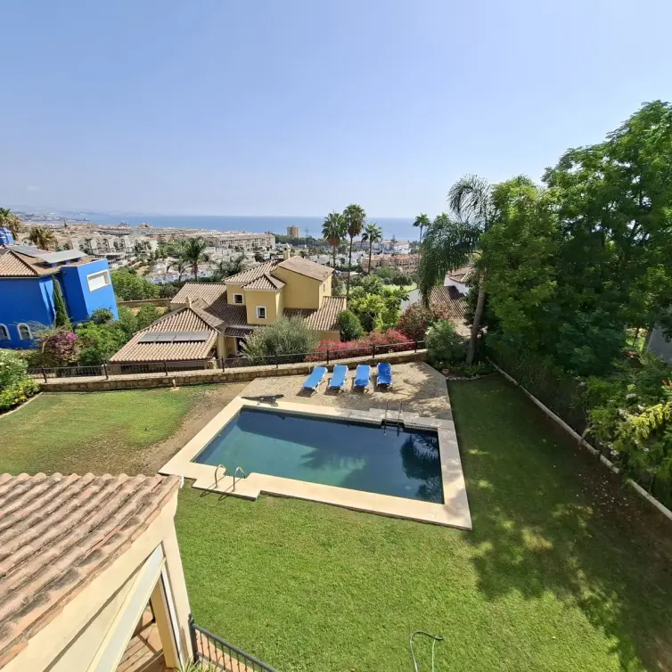 Venta de villa independiente en La Duquesa